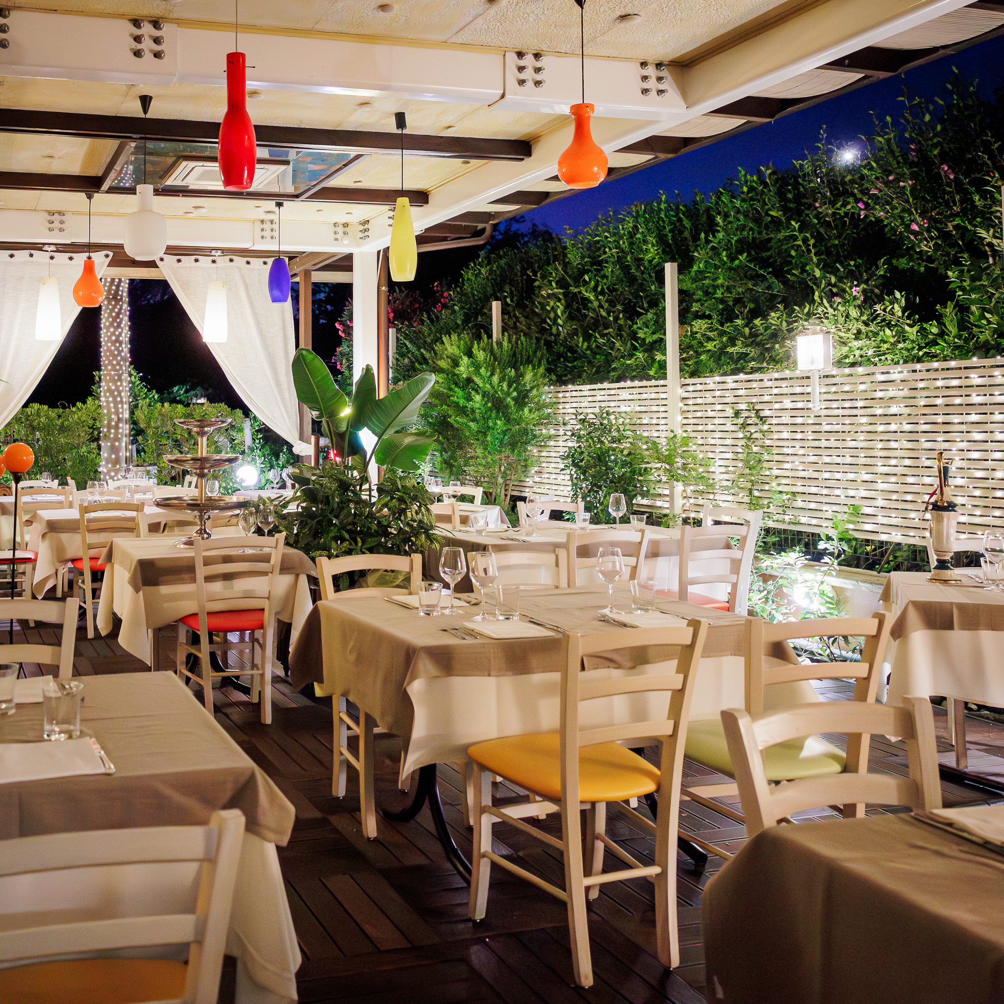 Il giardino della trattoria al calar della sera