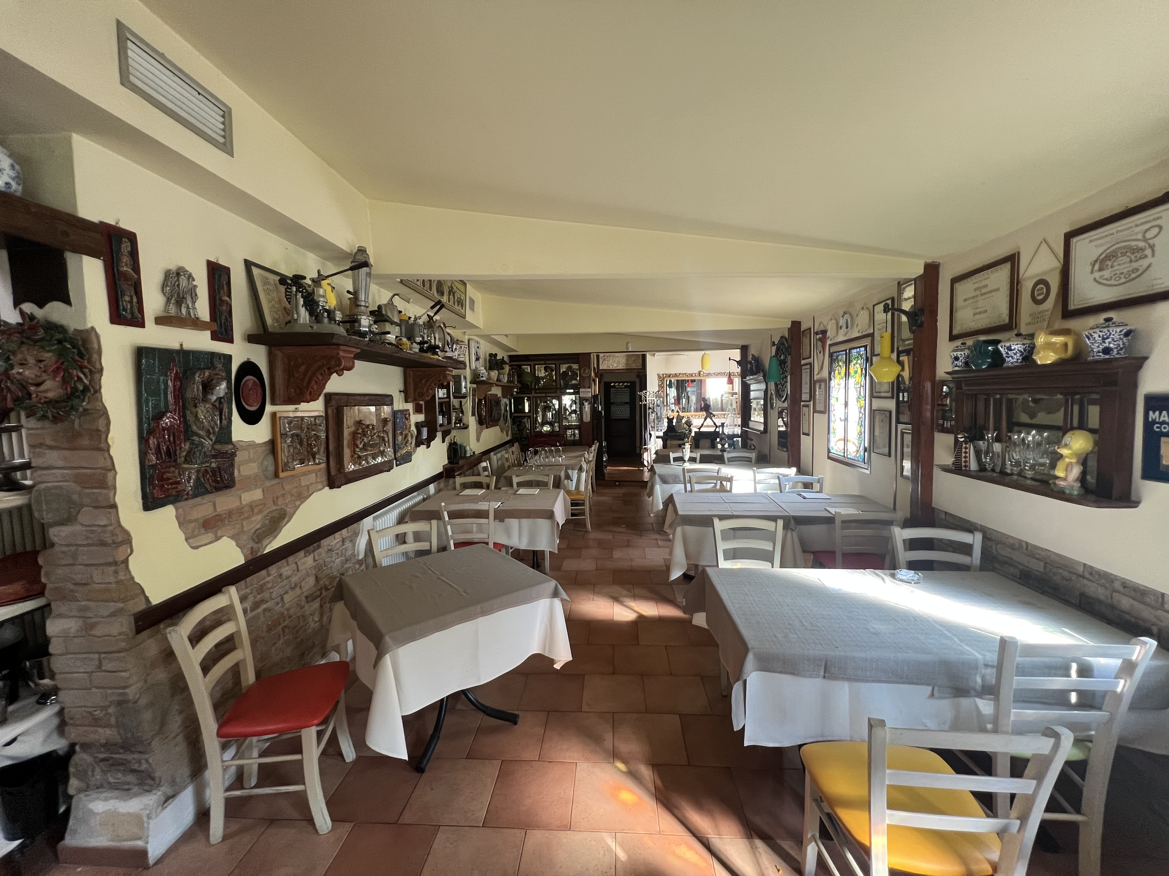 La sala principale con luci calde