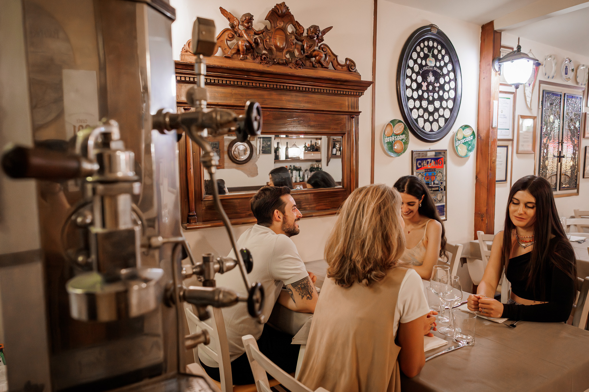 La sala interna della trattoria